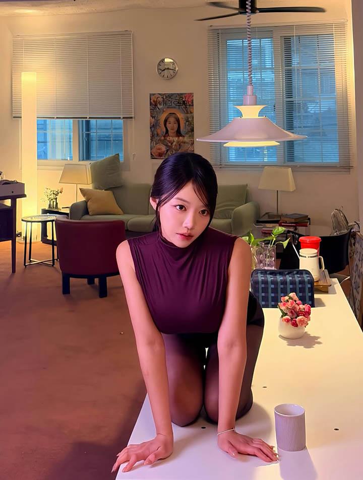 Vượt mọi đối thủ, bộ ảnh “nhân viên văn phòng” của hot girl này trở thành "album quốc dân" được fan săn lùng - Ảnh 8. Vượt mọi đối thủ, bộ ảnh “nhân viên văn phòng” của hot girl này trở thành "album quốc dân" được fan săn lùng - Ảnh 8.