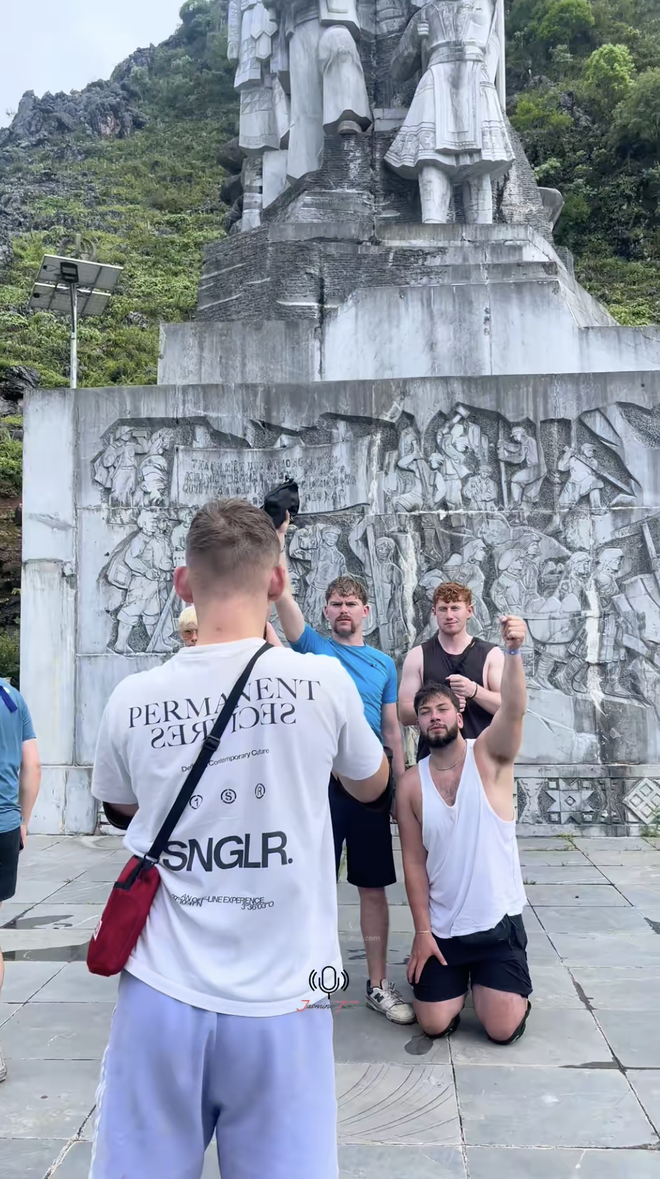 Kh&aacute;ch T&acirc;y đồng loạt quỳ gối trước tượng đ&agrave;i ở H&agrave; Giang khiến người bản địa phải ngả mũ - Ảnh 1.