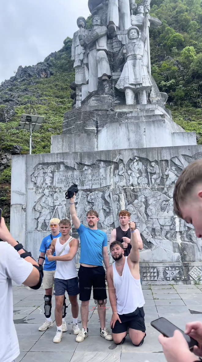 Kh&aacute;ch T&acirc;y đồng loạt quỳ gối trước tượng đ&agrave;i ở H&agrave; Giang khiến người bản địa phải ngả mũ - Ảnh 2.