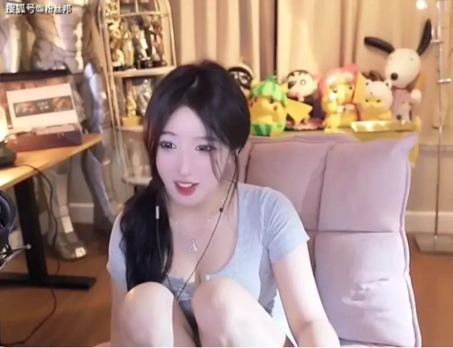 Cố t&igrave;nh chi&ecirc;u tr&ograve; để h&uacute;t view, nữ streamer gặp sự cố trang phục đ&aacute;ng tr&aacute;ch, nhận &aacute;n phạt - Ảnh 2.