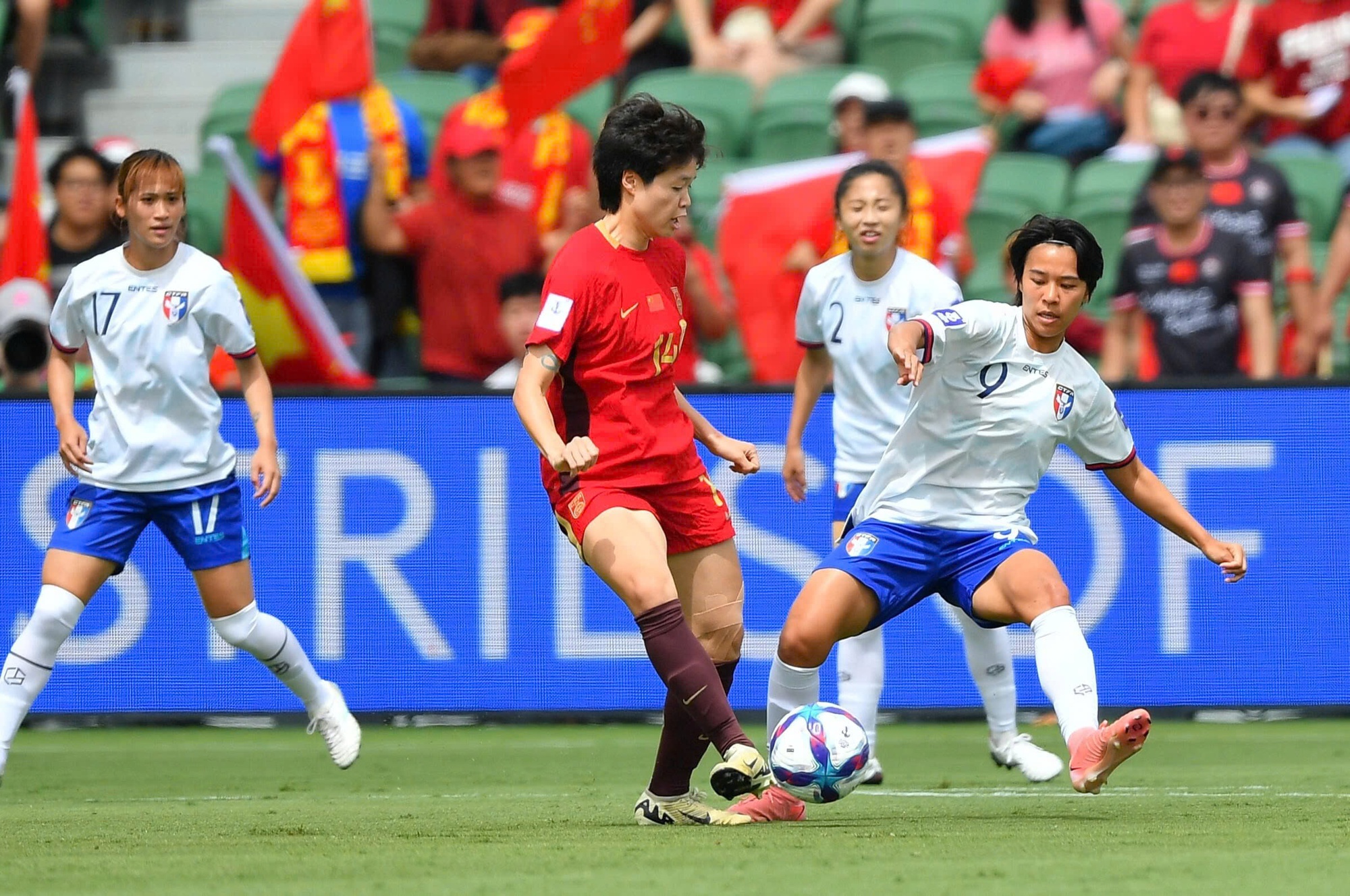 Từ Đ&agrave;i Bắc Trung Hoa nh&igrave;n lại b&oacute;ng đ&aacute; nữ Việt Nam - Ảnh 1.