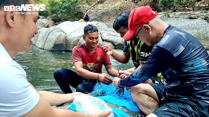 Săn c&aacute; q&uacute;y hiếm m&ugrave;a xu&acirc;n tr&ecirc;n d&ograve;ng Kr&ocirc;ng N&ocirc; c&ugrave;ng b&agrave; con K ' Ho ở L&acirc;m Đồng - Ảnh 4.