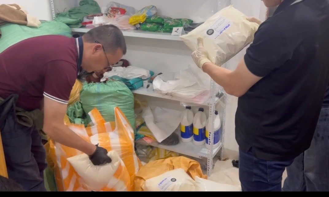 Cặp vợ chồng 9X ở Đ&agrave; Nẵng bị bắt v&igrave; bu&ocirc;n b&aacute;n ma t&uacute;y dưới vỏ bọc shop quần &aacute;o - Ảnh 2.