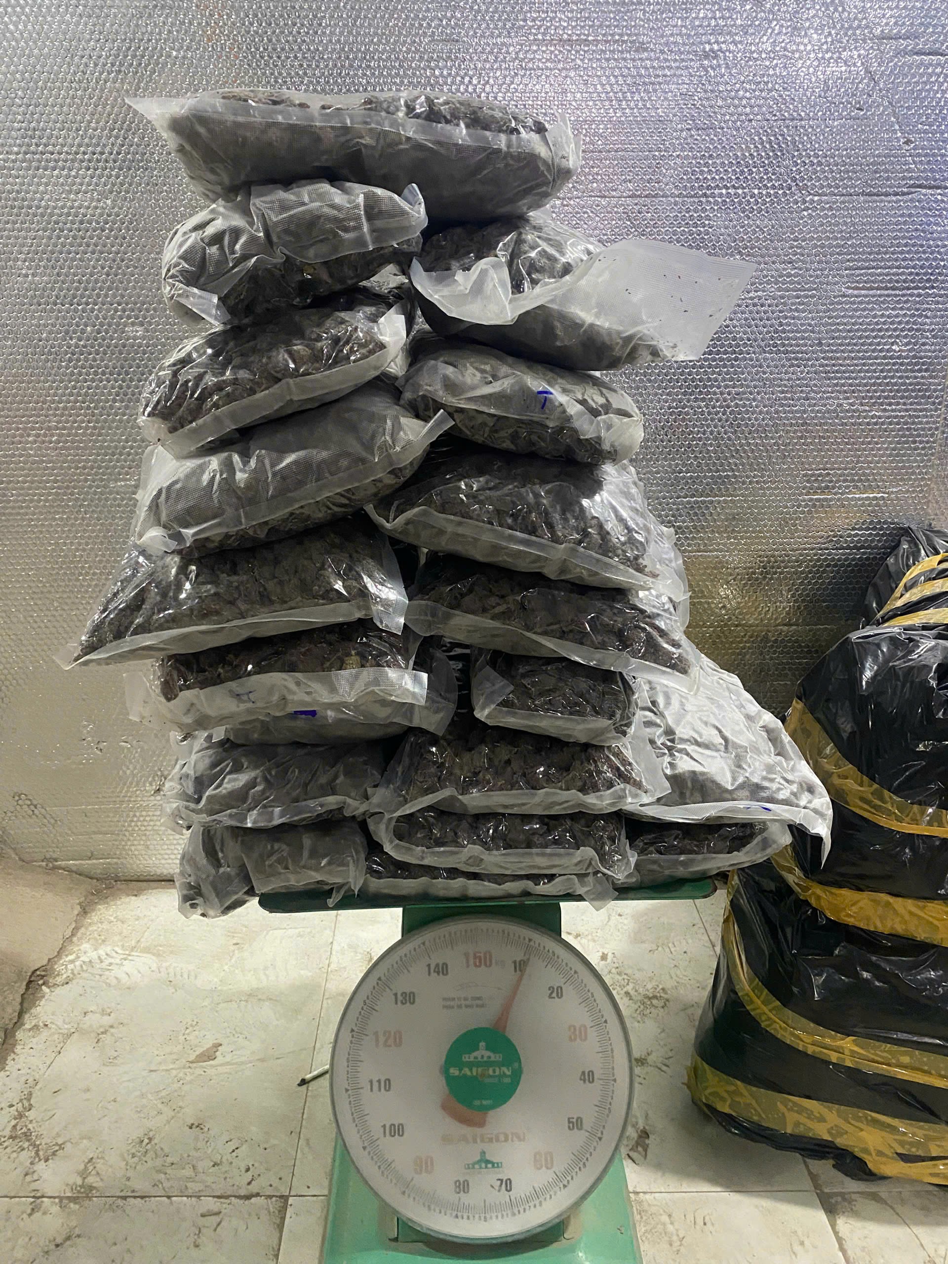 Cặp vợ chồng 9X ở Đ&agrave; Nẵng bị bắt v&igrave; bu&ocirc;n b&aacute;n ma t&uacute;y dưới vỏ bọc shop quần &aacute;o - Ảnh 3.