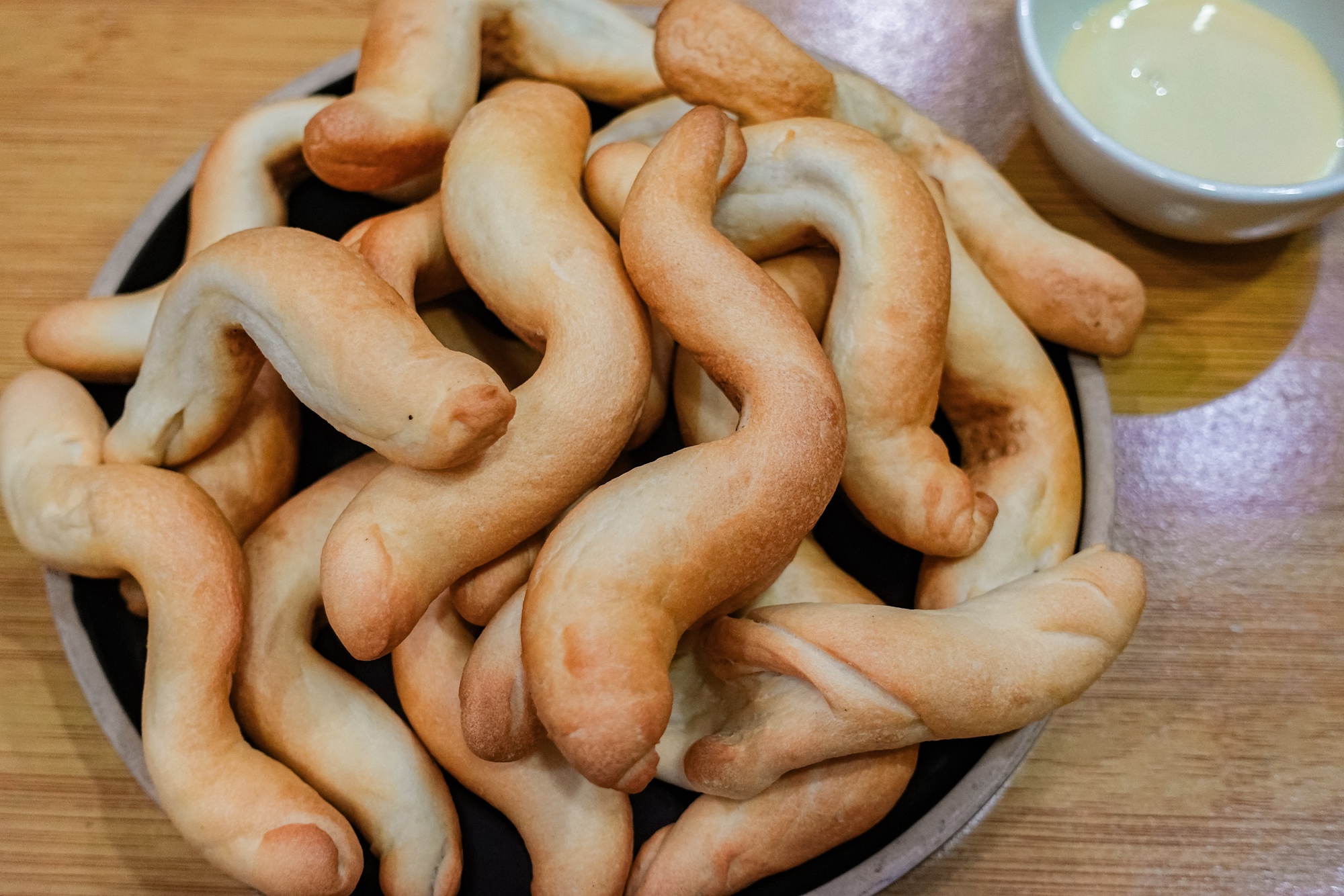 Kh&aacute;ch xếp h&agrave;ng như mua v&agrave;ng, loại b&aacute;nh m&igrave; "oằn t&agrave; l&agrave; vằn" ở Hải Ph&ograve;ng c&oacute; g&igrave; m&agrave; hot đến vậy?- Ảnh 12.