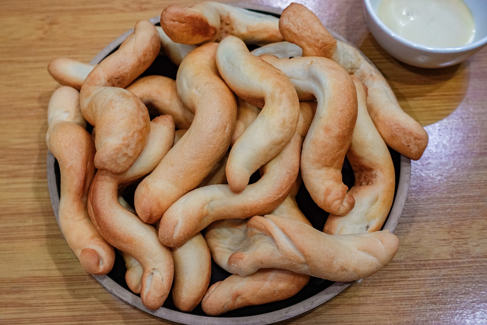 Kh&aacute;ch xếp h&agrave;ng như mua v&agrave;ng, loại b&aacute;nh m&igrave; "oằn t&agrave; l&agrave; vằn" ở Hải Ph&ograve;ng c&oacute; g&igrave; m&agrave; hot đến vậy?- Ảnh 9.