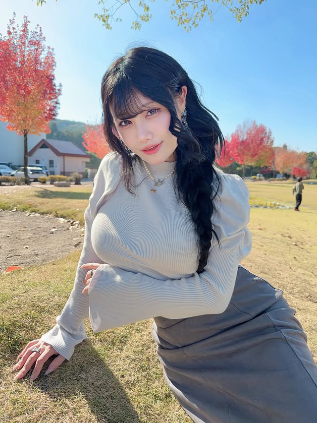 Rũ bỏ h&igrave;nh ảnh k&iacute;n đ&aacute;o thường ng&agrave;y, h&oacute;a ra đ&acirc;y l&agrave; c&aacute;ch coser n&agrave;y "đốn tim" triệu anh em game thủ - Ảnh 4.