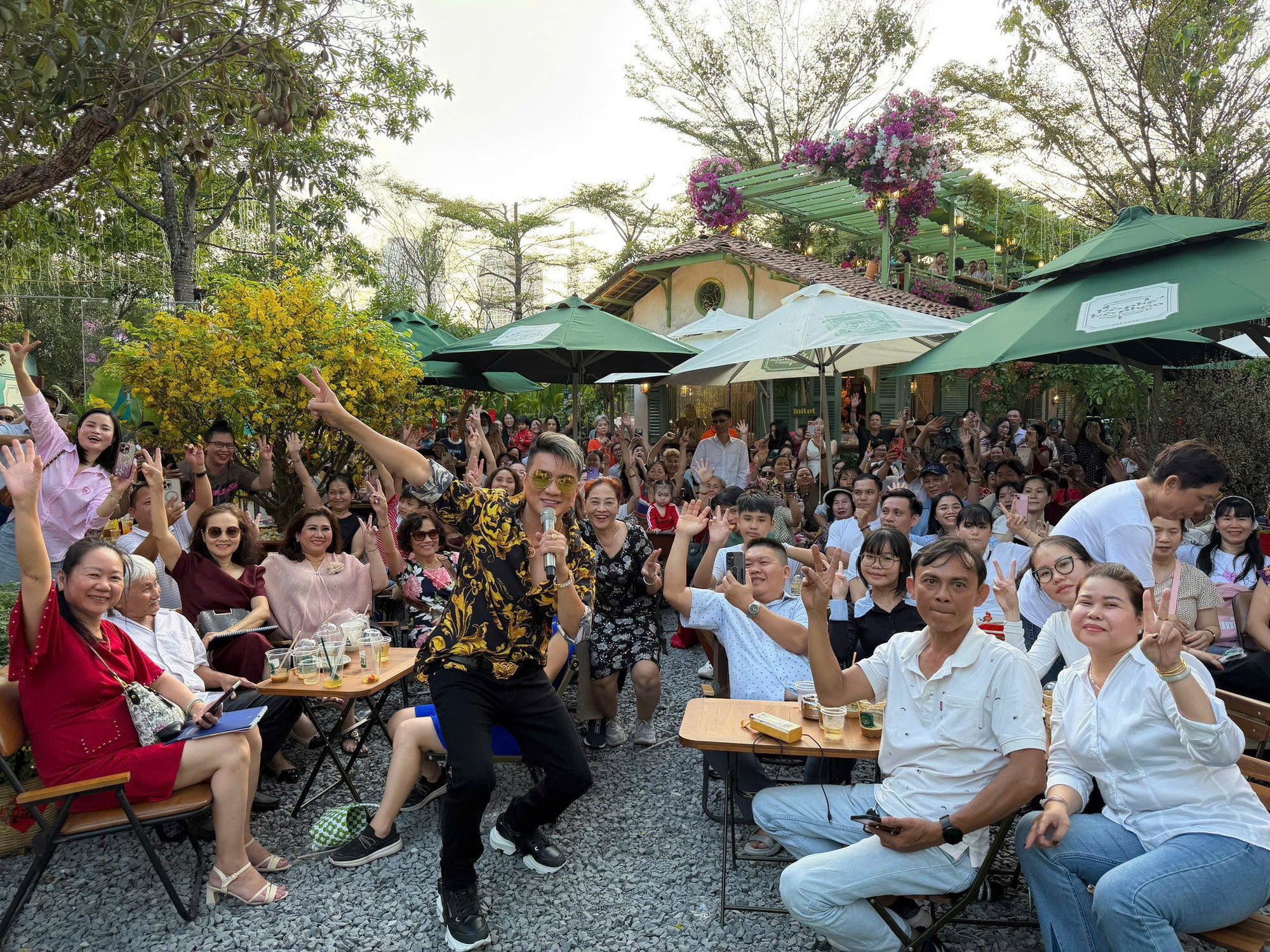 "&Ocirc;ng ho&agrave;ng nhạc Việt" U60 đi b&aacute;n cafe: L&ecirc;n tiếng về th&ocirc;ng tin qu&aacute;n ế kh&aacute;ch phải đ&oacute;ng cửa, nghỉ h&aacute;t - Ảnh 1.