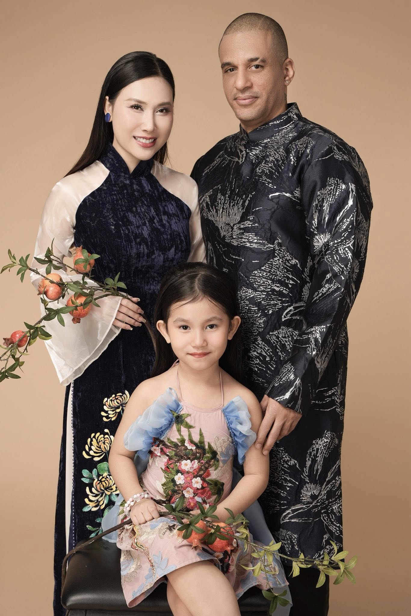 Trai Tây Cuba U50 yêu mẹ đơn thân Việt, bị con riêng của bạn gái phản đối và cái kết không ngờ - Ảnh 2.