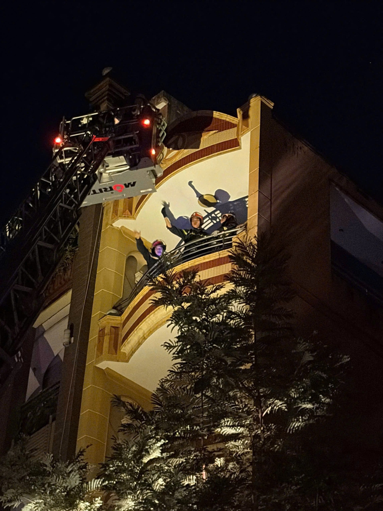 Ch&aacute;y nh&agrave; ở tp . Hcm: Cứu 5 người mắc kẹt trong đ&aacute;m ch&aacute;y l&uacute;c nửa đ&ecirc;m - Ảnh 2.