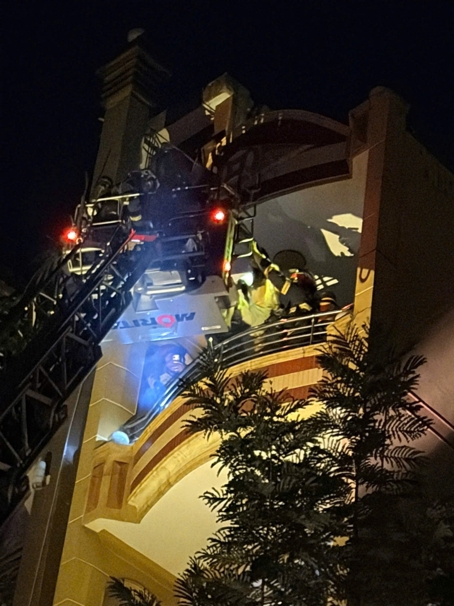 Ch&aacute;y nh&agrave; ở tp . Hcm: Cứu 5 người mắc kẹt trong đ&aacute;m ch&aacute;y l&uacute;c nửa đ&ecirc;m - Ảnh 4.