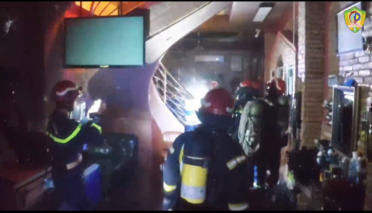 Ch&aacute;y nh&agrave; ở tp . Hcm: Cứu 5 người mắc kẹt trong đ&aacute;m ch&aacute;y l&uacute;c nửa đ&ecirc;m - Ảnh 1.