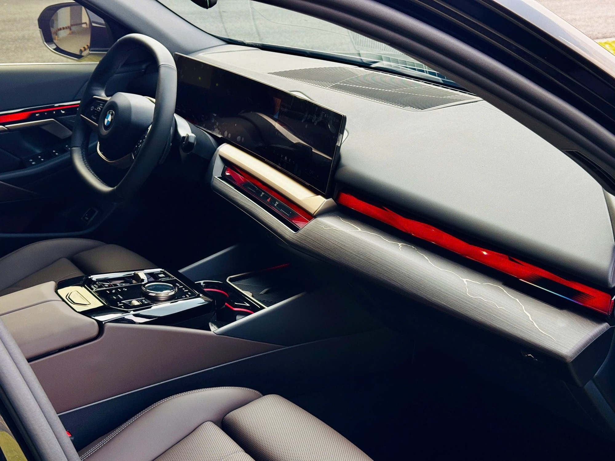 Lăn b&aacute;nh chưa hết 1 b&igrave;nh xăng, chiếc BMW 520i đời mới n&agrave;y được rao b&aacute;n rẻ hơn khoảng 300 triệu đồng so với gi&aacute; h&atilde;ng - Ảnh 6.