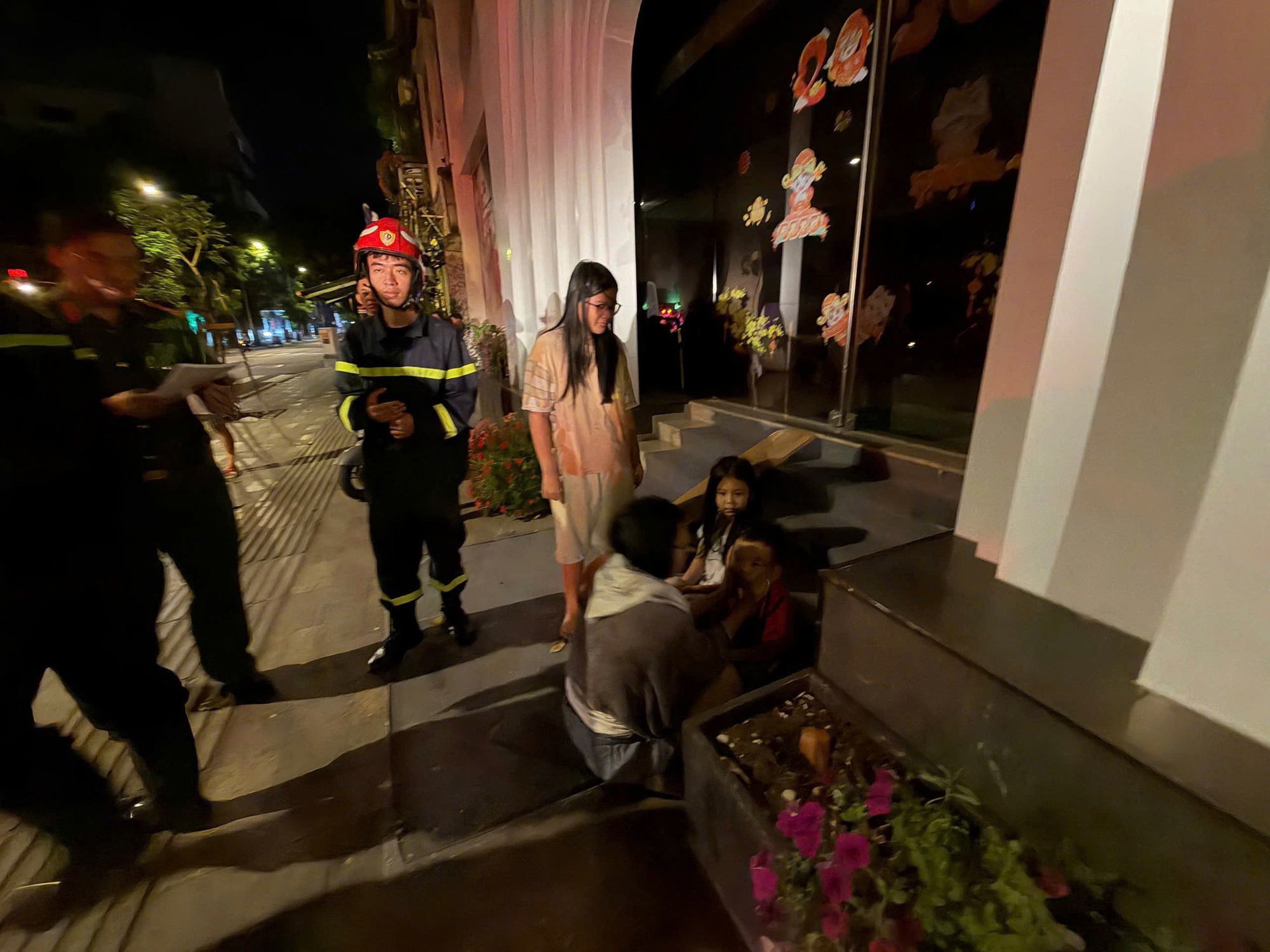 Ch&aacute;y nh&agrave; ở tp . Hcm: Cứu 5 người mắc kẹt trong đ&aacute;m ch&aacute;y l&uacute;c nửa đ&ecirc;m - Ảnh 5.