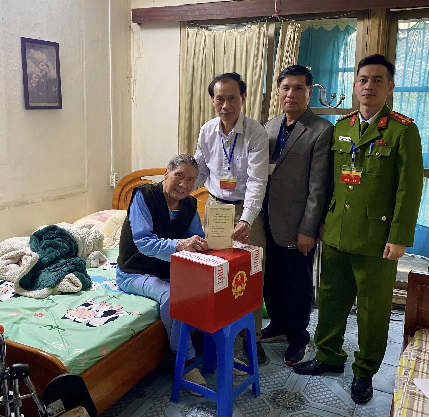 Nam nghệ sĩ U100 ở H&agrave; Nội được cảnh s&aacute;t khu vực, c&aacute;n bộ phường mang h&ograve;m phiếu tới tận nh&agrave; - Ảnh 1.