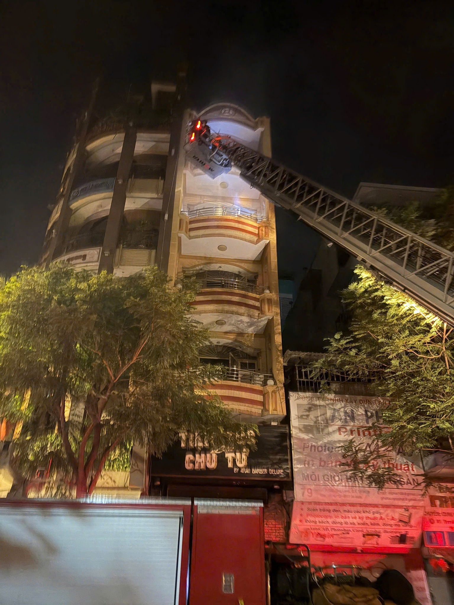 Ch&aacute;y nh&agrave; ở tp . Hcm: Cứu 5 người mắc kẹt trong đ&aacute;m ch&aacute;y l&uacute;c nửa đ&ecirc;m - Ảnh 3.