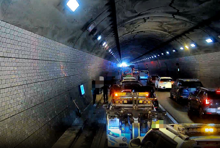 16 &ocirc; t&ocirc; va chạm trong đường hầm: 12 người bị thương - Ảnh 1.