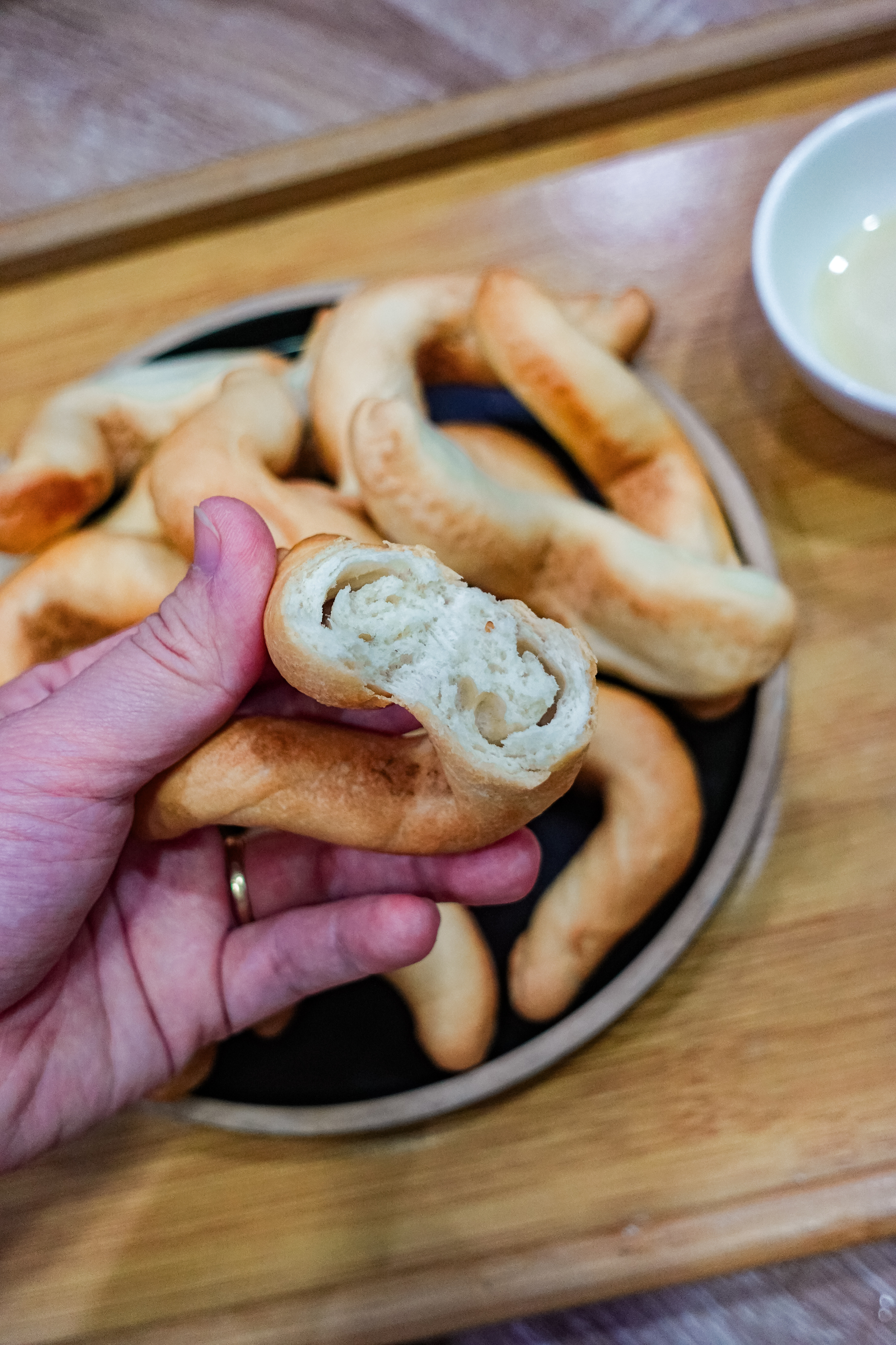 Kh&aacute;ch xếp h&agrave;ng như mua v&agrave;ng, loại b&aacute;nh m&igrave; "oằn t&agrave; l&agrave; vằn" ở Hải Ph&ograve;ng c&oacute; g&igrave; m&agrave; hot đến vậy?- Ảnh 7.