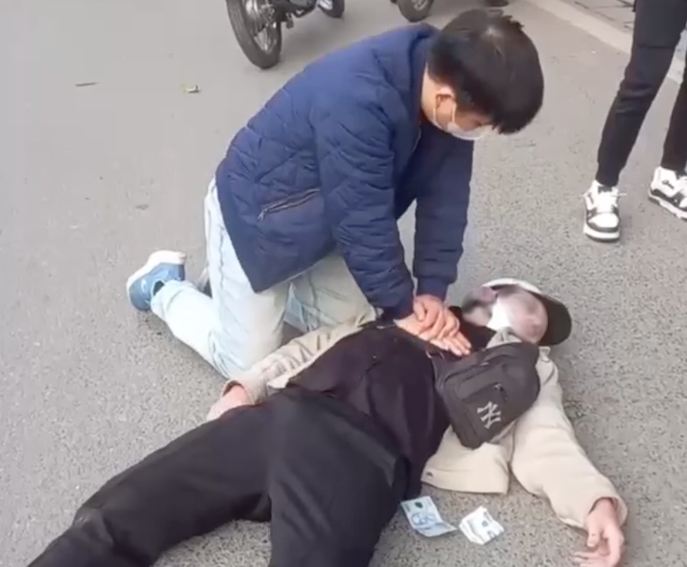 Bác sĩ ép tim cứu thanh niên ngừng tuần hoàn trên phố - Ảnh 1.
