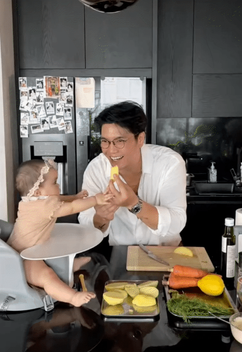 Bố bỉm Huy Trần nấu ăn dặm cho b&eacute; Gạo, &aacute;i nữ h&aacute;u ăn đến mức đ&ograve;i miếng khoai t&acirc;y vừa hấp xong, khiến ai cũng bật cười- Ảnh 8.