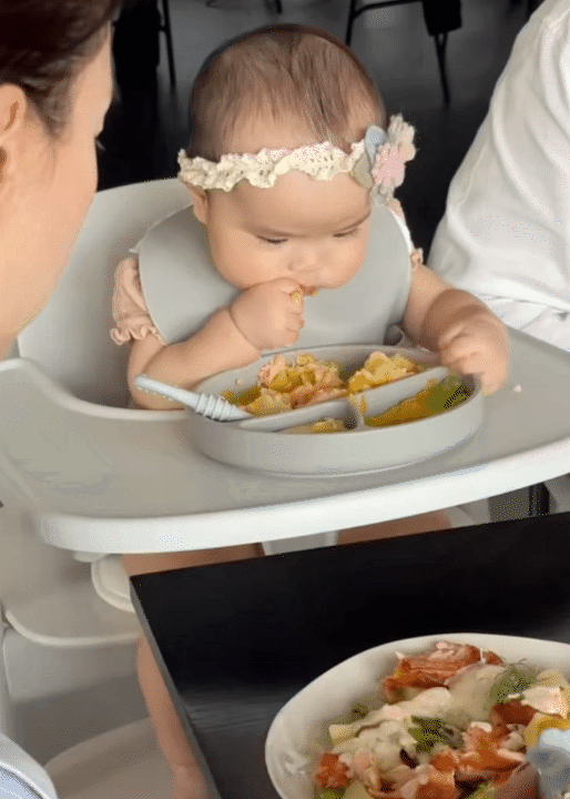 Bố bỉm Huy Trần nấu ăn dặm cho b&eacute; Gạo, &aacute;i nữ h&aacute;u ăn đến mức đ&ograve;i miếng khoai t&acirc;y vừa hấp xong, khiến ai cũng bật cười- Ảnh 9.