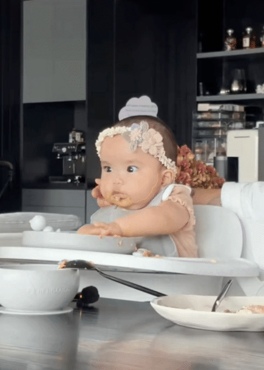 Bố bỉm Huy Trần nấu ăn dặm cho b&eacute; Gạo, &aacute;i nữ h&aacute;u ăn đến mức đ&ograve;i miếng khoai t&acirc;y vừa hấp xong, khiến ai cũng bật cười- Ảnh 10.