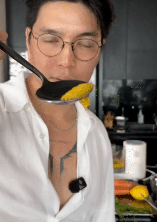 Bố bỉm Huy Trần nấu ăn dặm cho b&eacute; Gạo, &aacute;i nữ h&aacute;u ăn đến mức đ&ograve;i miếng khoai t&acirc;y vừa hấp xong, khiến ai cũng bật cười- Ảnh 4.