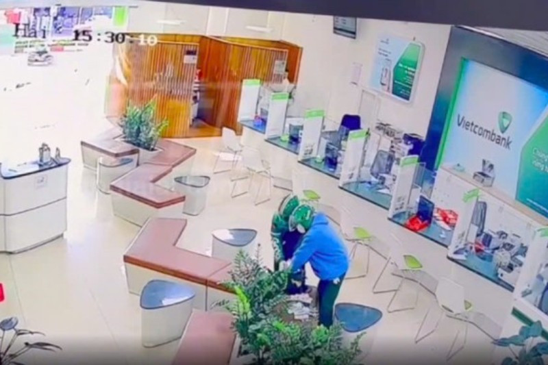 Kết luận điều tra vụ cướp ng&acirc;n h&agrave;ng ở Gia Lai năm 2026: H&agrave;nh vi manh động của 2 đối tượng - Ảnh 2.