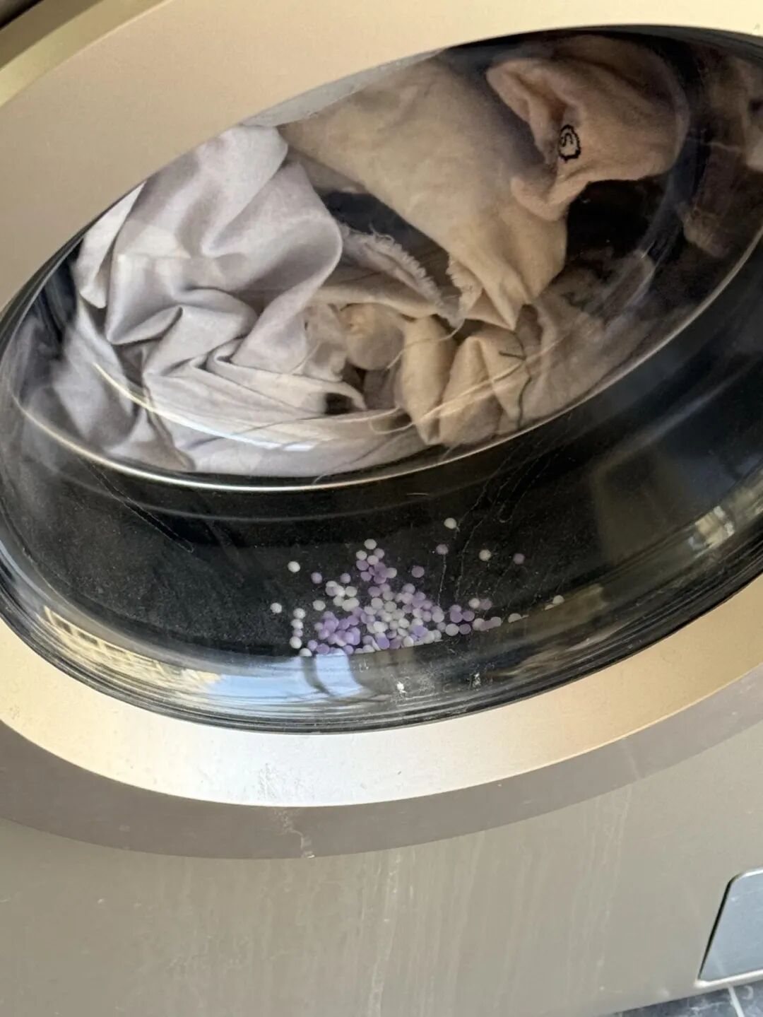 Sống hơn 30 năm t&ocirc;i mới biết 6 c&aacute;ch d&ugrave;ng m&aacute;y giặt cửa trước đ&uacute;ng chuẩn: Quần &aacute;o sạch hơn, kh&ocirc;ng c&ograve;n m&ugrave;i v&agrave; tiết kiệm điện nước r&otilde; rệt - Ảnh 4.