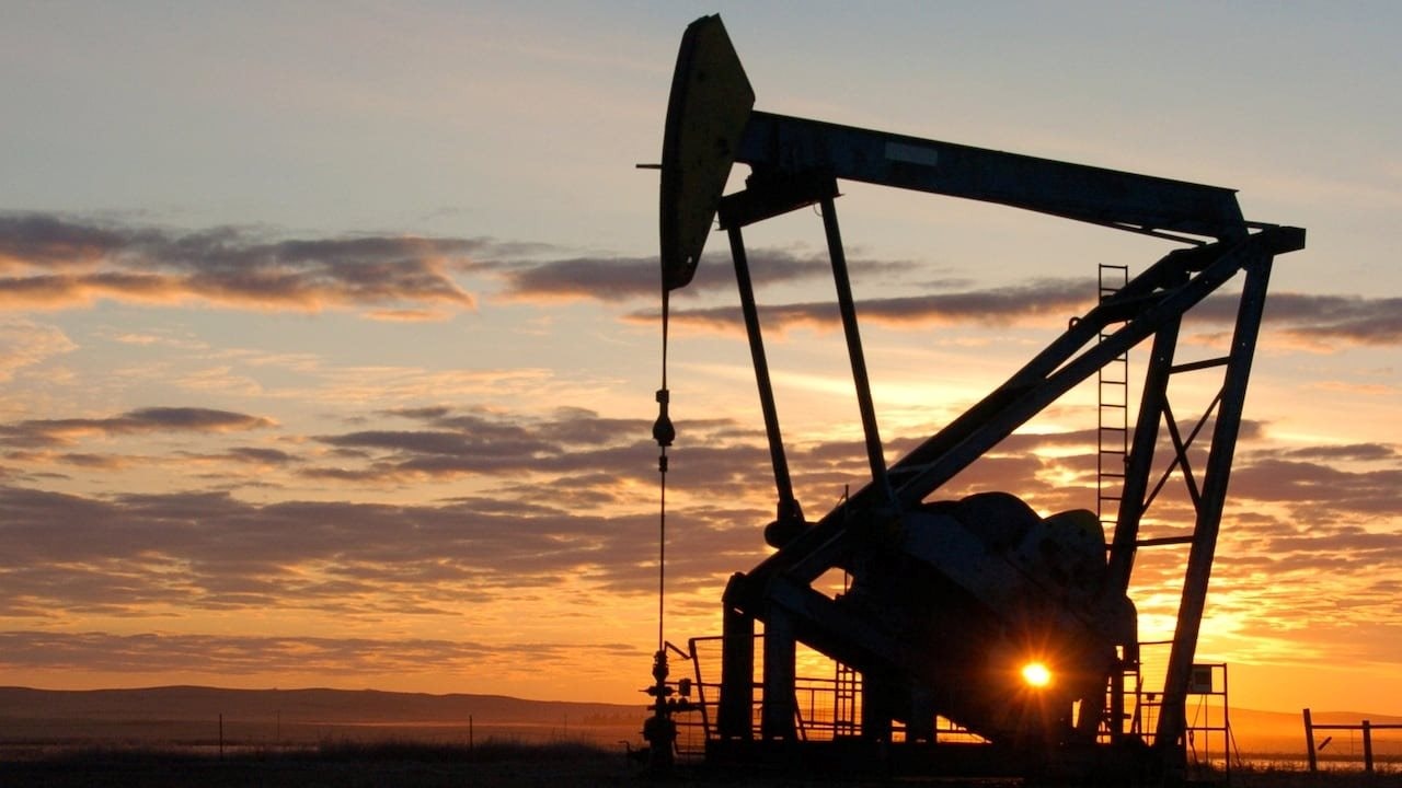 Dầu tiếp đ&agrave; tăng khi Mỹ c&acirc;n nhắc tấn c&ocirc;ng cơ sở xuất khẩu dầu mỏ của Iran - Ảnh 1.