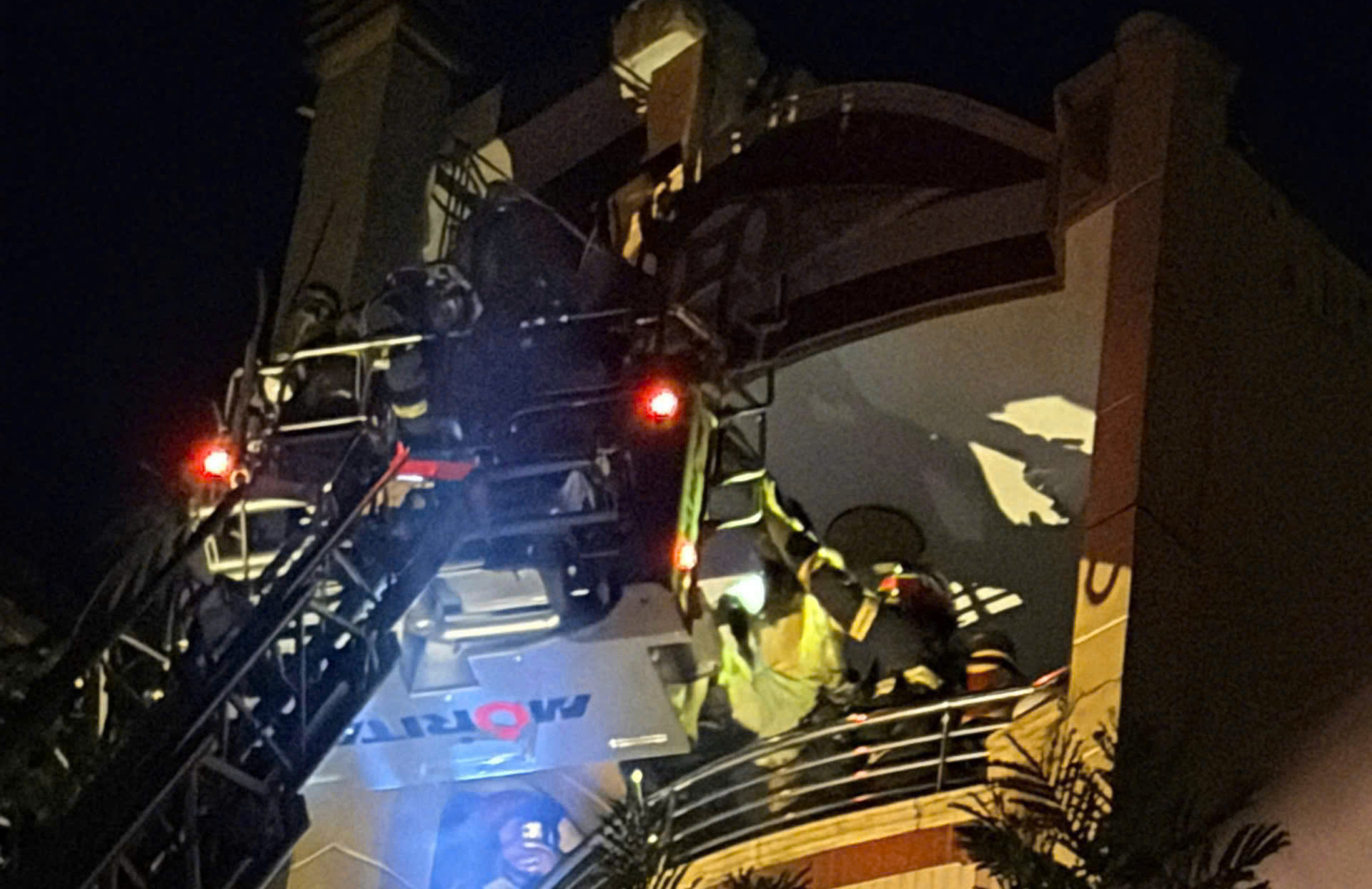 Ch&aacute;y nh&agrave; 6 tầng ở TPHCM , cứu sống 5 người trong vụ Hỏa hoạn kinh ho&agrave;ng - Ảnh 1.