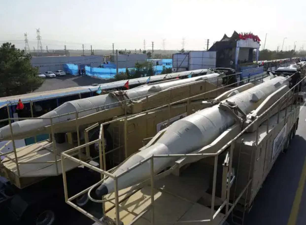 Iran lần đầu ti&ecirc;n ph&oacute;ng &ldquo;t&ecirc;n lửa khi&ecirc;u vũ&rdquo; tấn c&ocirc;ng Mỹ - Israel - Ảnh 1.