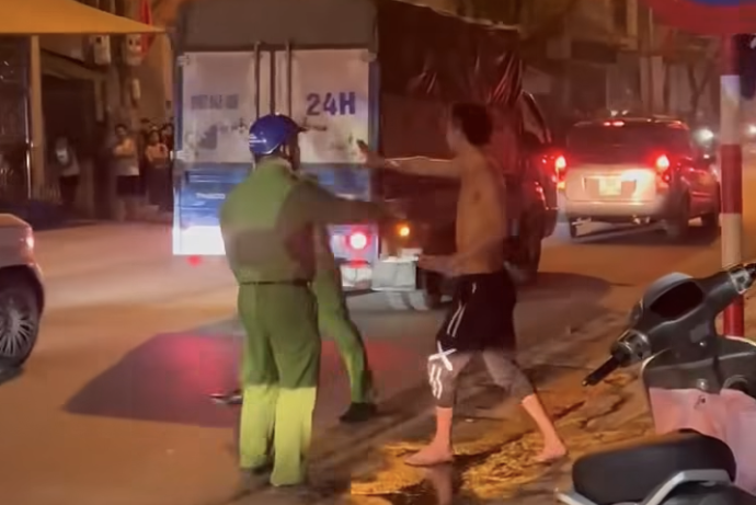 Khống chế gã thanh niên cầm dao đe dọa người đi đường ở Hà Nội - Ảnh 1.