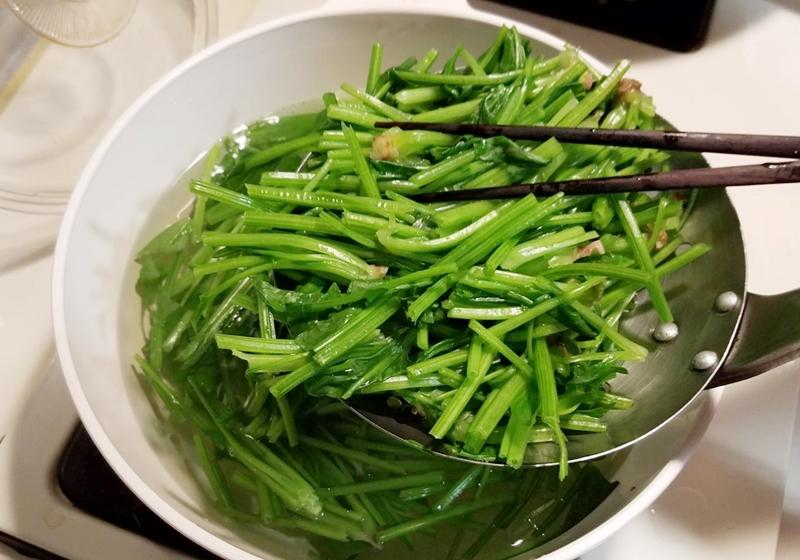 Loại rau được v&iacute; như &ldquo;mỹ phẩm tự nhi&ecirc;n&rdquo;, gi&uacute;p da s&aacute;ng, giảm t&agrave;n nhang, dưỡng t&oacute;c đen v&agrave; b&oacute;ng hơn, chợ Việt b&aacute;n rất rẻ - Ảnh 1.