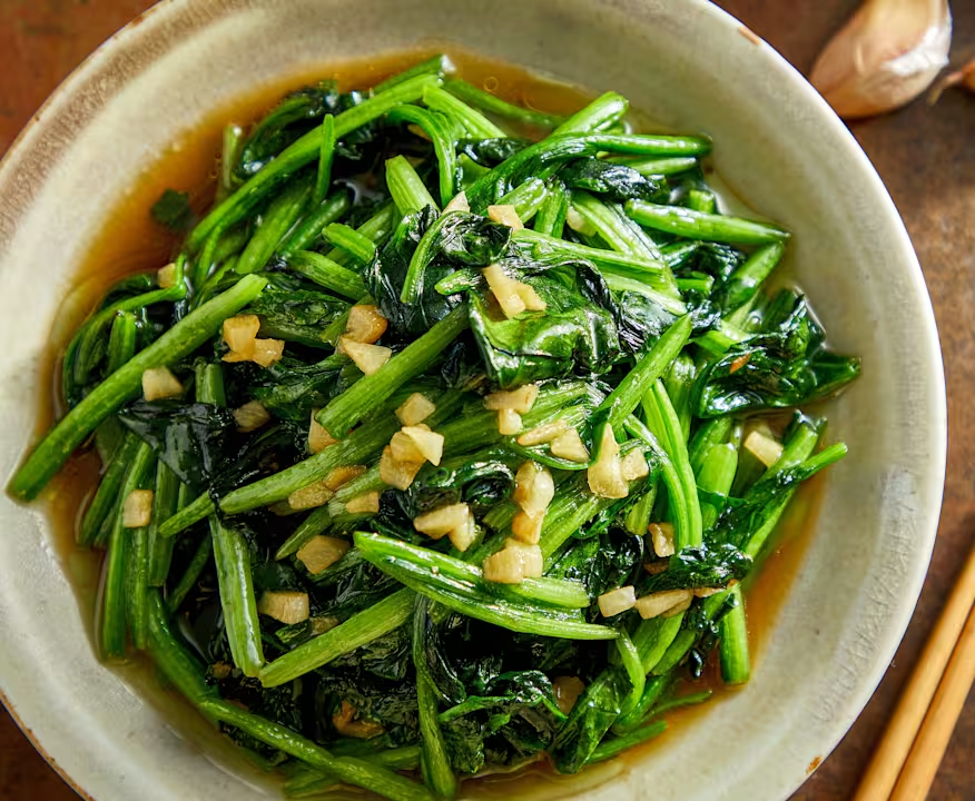 Loại rau được v&iacute; như &ldquo;mỹ phẩm tự nhi&ecirc;n&rdquo;, gi&uacute;p da s&aacute;ng, giảm t&agrave;n nhang, dưỡng t&oacute;c đen v&agrave; b&oacute;ng hơn, chợ Việt b&aacute;n rất rẻ - Ảnh 2.