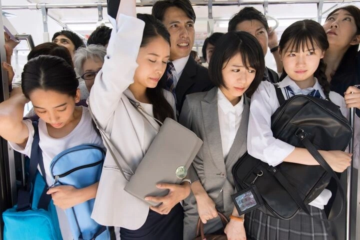 T&agrave;u điện ngầm Nhật y&ecirc;n tĩnh đến lạ , b&iacute; quyết văn h&oacute;a giao tiếp đ&aacute;ng ngưỡng mộ - Ảnh 2.