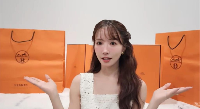 "Đập hộp" t&uacute;i x&aacute;ch h&agrave;ng hiệu tr&ecirc;n YouTube, Yua Mikami bất ngờ bị chỉ tr&iacute;ch v&igrave; qu&aacute; khứ, đ&aacute;p trả mạnh mẽ - Ảnh 3.