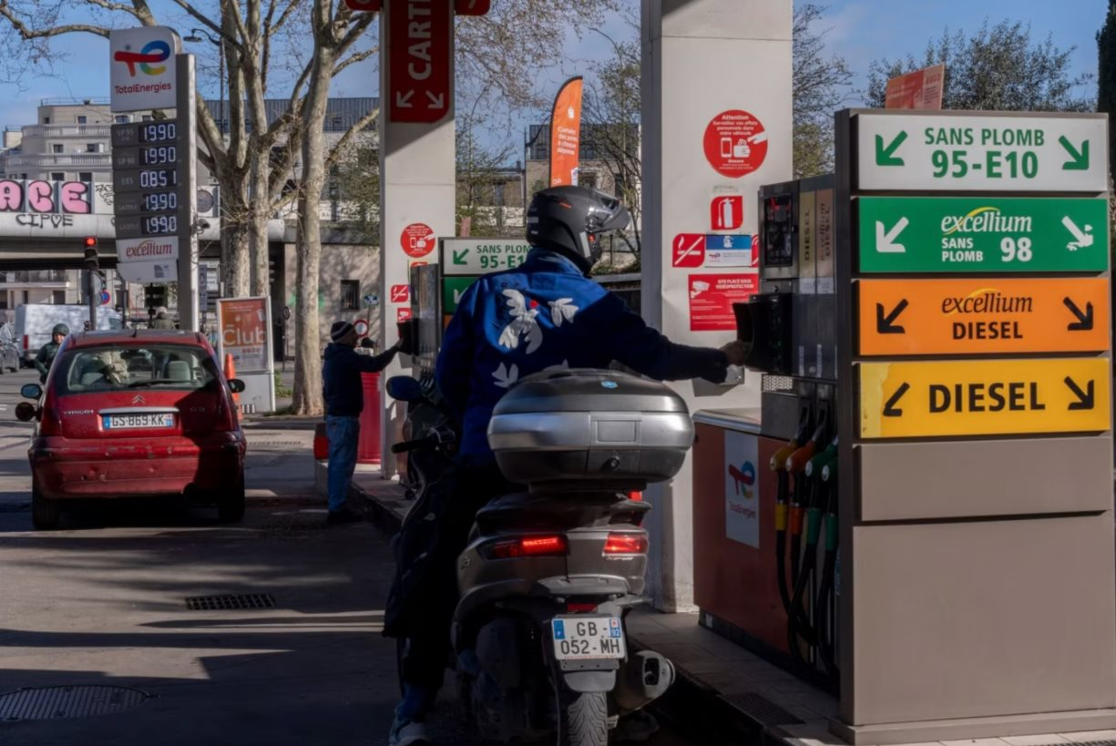 Kịch bản gi&aacute; dầu vượt 125 USD khiến EU 'to&aacute;t mồ h&ocirc;i', nền kinh tế lớn thứ 2 khối thừa nhận: 'Ch&uacute;ng t&ocirc;i kh&ocirc;ng c&ograve;n tiền' - Ảnh 1.