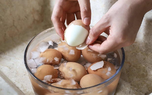 Luộc trứng đừng chỉ cho nước: Th&ecirc;m 1 th&igrave;a n&agrave;y v&agrave;o, b&oacute;c vỏ trơn tuồn tuột m&agrave; kh&ocirc;ng bị nứt - Ảnh 2.
