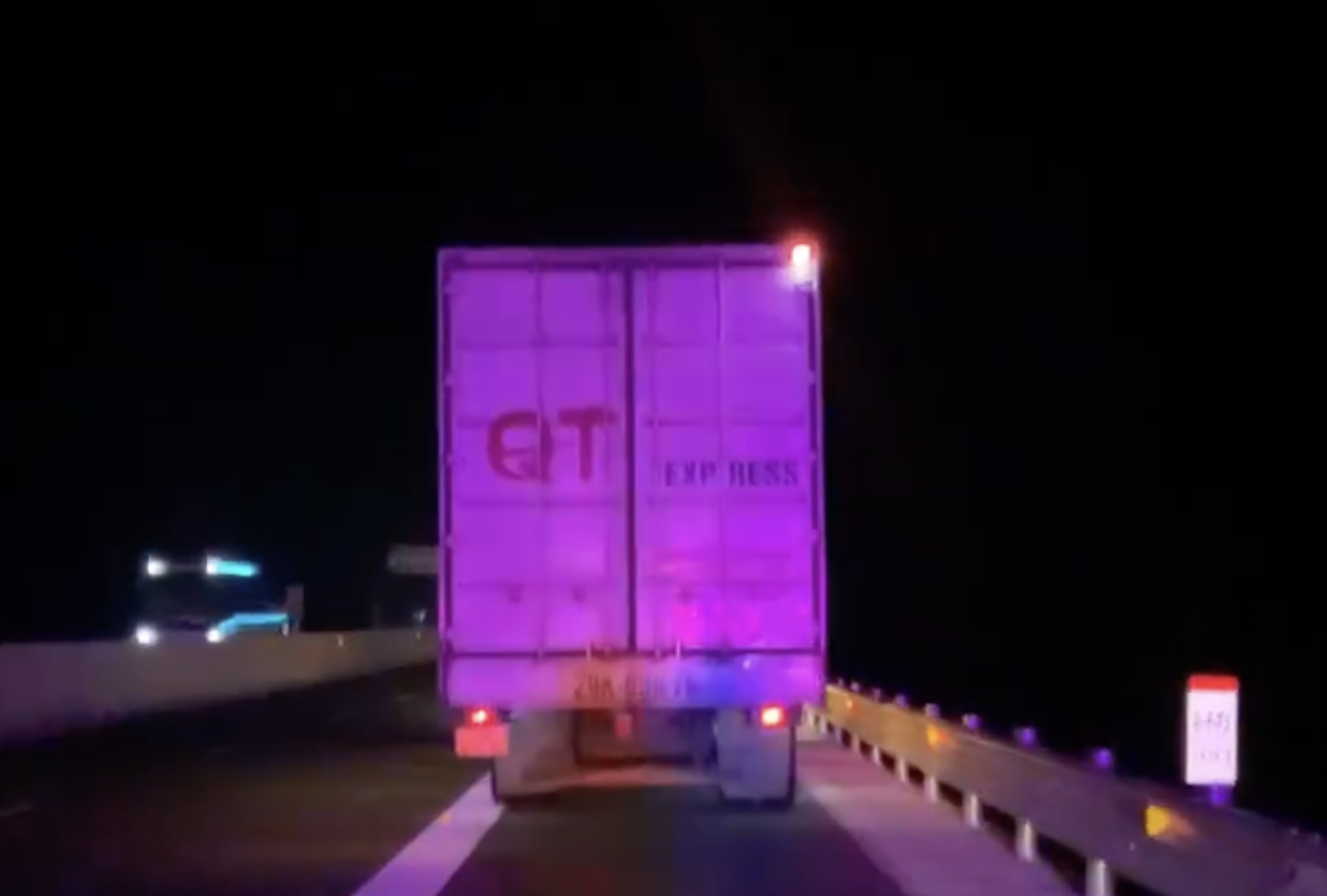 CSGT xử phạt tài xế cao tốc dừng đỗ sai quy định trên TPHCM - Vân Phong - Ảnh 1. CSGT xử phạt tài xế cao tốc dừng đỗ sai quy định trên TPHCM - Vân Phong - Ảnh 1.