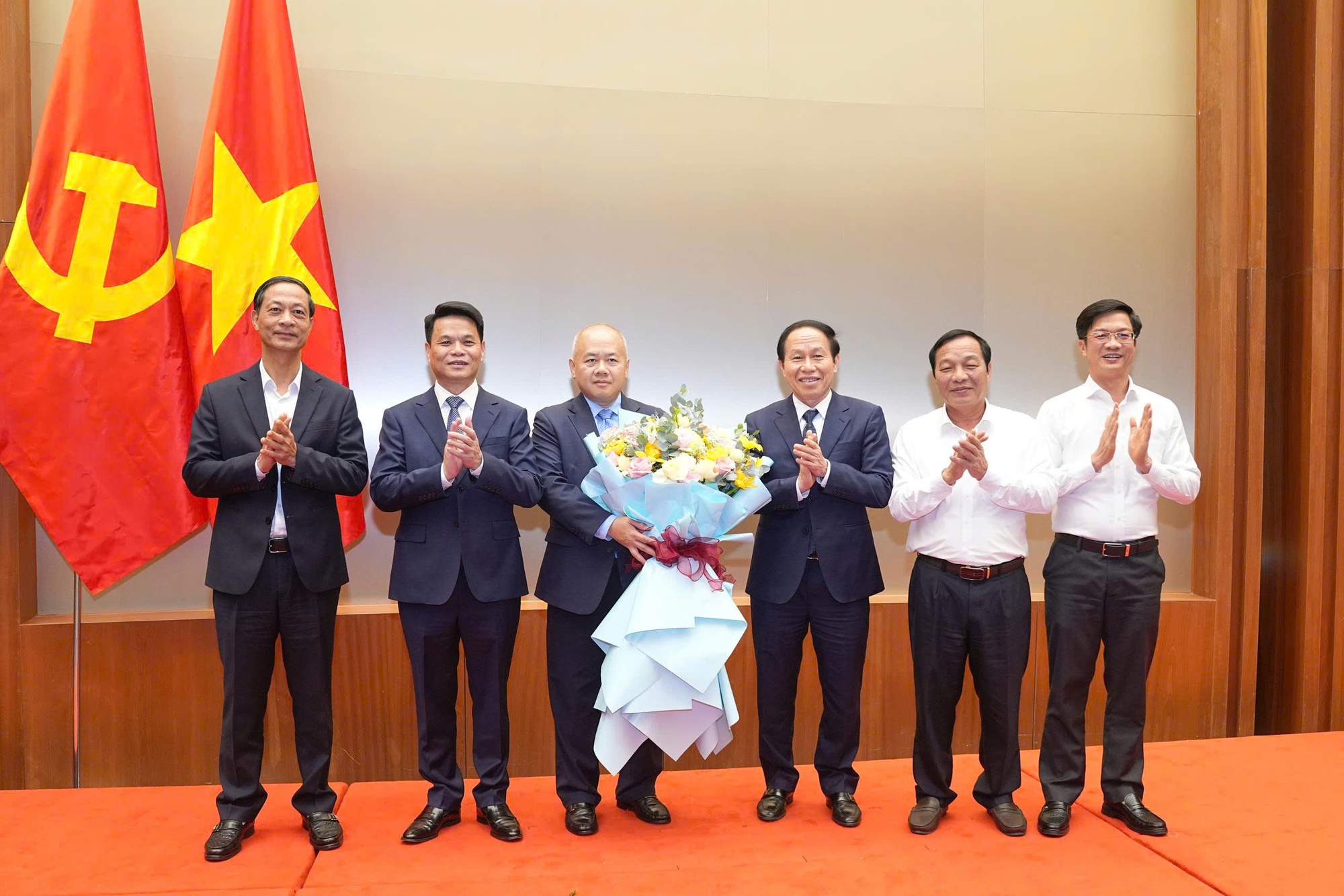 Ông Đỗ Thành Trung giữ chức Phó Bí thư Thành ủy Hải Phòng nhiệm kỳ 2025 - 2030 - Ảnh 3. Ông Đỗ Thành Trung giữ chức Phó Bí thư Thành ủy Hải Phòng nhiệm kỳ 2025 - 2030 - Ảnh 3.