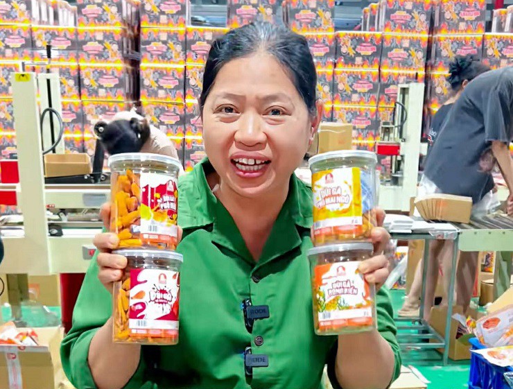 B&aacute;n đồ ăn vặt tr&ecirc;n mạng, b&agrave; Tuyết ở Th&aacute;i Nguy&ecirc;n thu gần 230 tỉ đồng chỉ trong 1 năm - Ảnh 1.