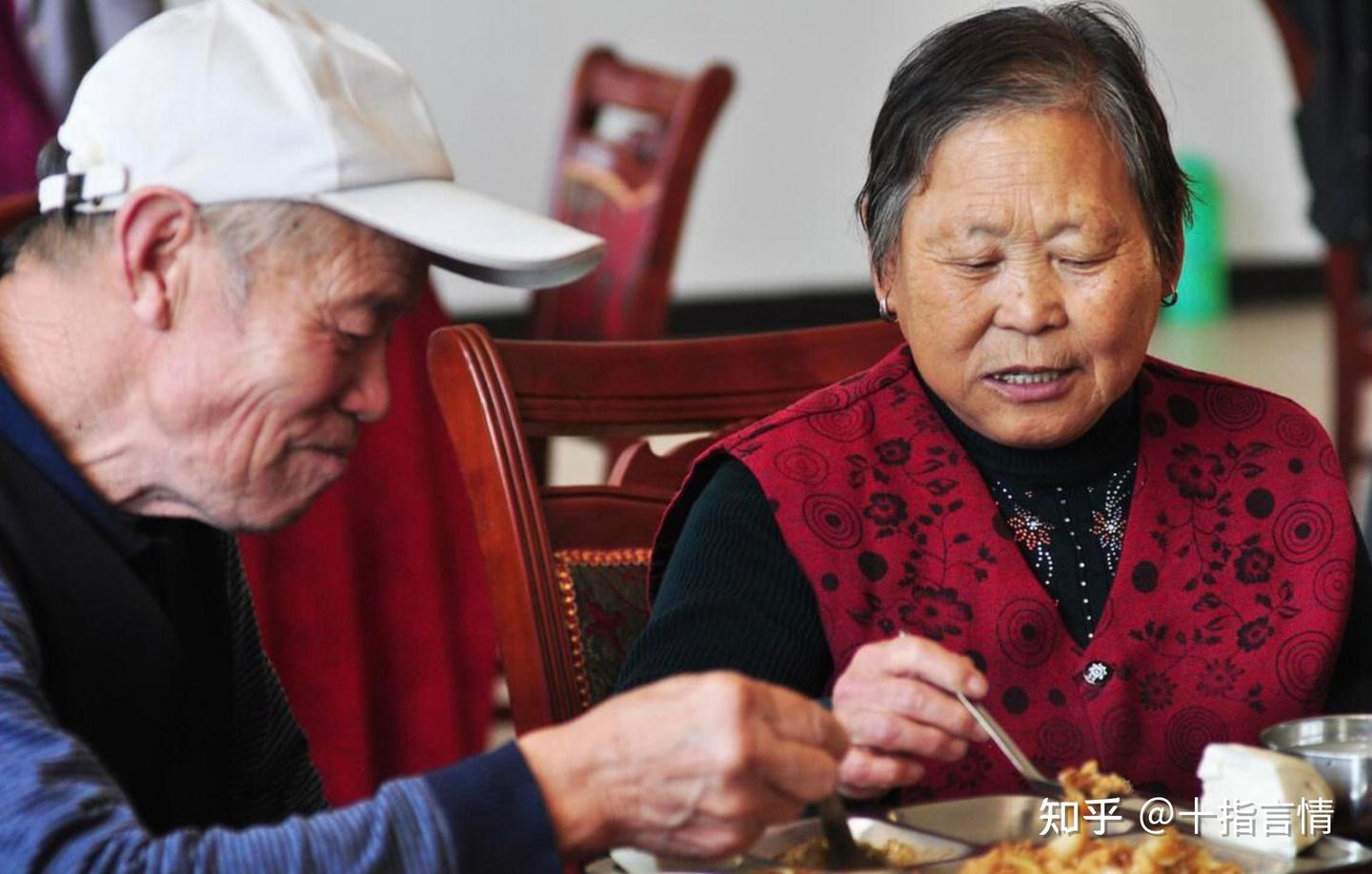 Hai người h&agrave;ng x&oacute;m c&ugrave;ng tiết kiệm: Một người để dưỡng gi&agrave;, một người dồn cho con v&agrave; c&aacute;i kết khiến ai cũng phải nghĩ lại- Ảnh 2.