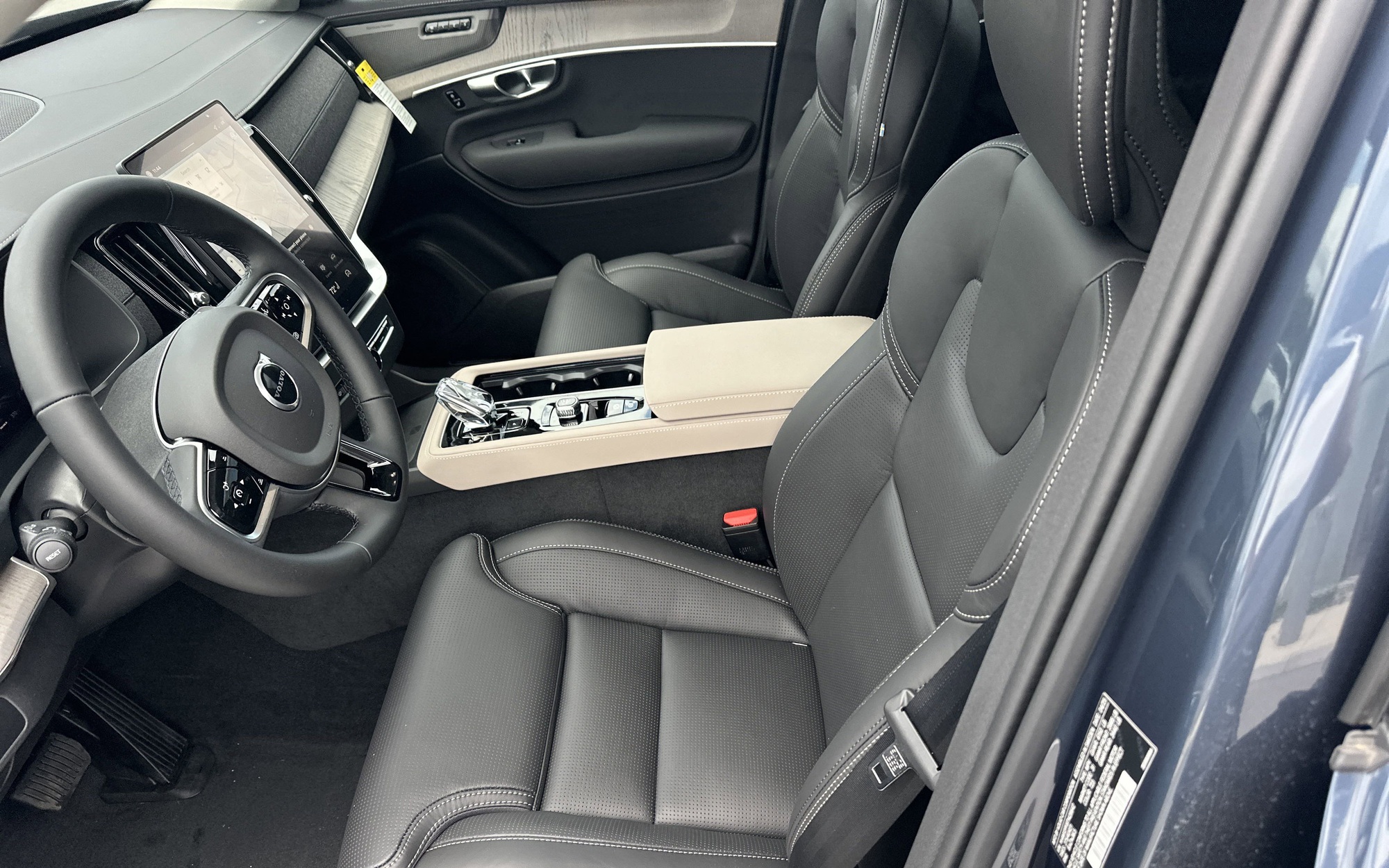 Volvo XC90 2026 đã về Việt Nam, ra mắt ngay tuần này: Dự kiến gần 3,6 tỷ đồng rẻ hơn X5, Q7, động cơ khác hẳn trước đây- Ảnh 9. Volvo XC90 2026 đã về Việt Nam, ra mắt ngay tuần này: Dự kiến gần 3,6 tỷ đồng rẻ hơn X5, Q7, động cơ khác hẳn trước đây- Ảnh 9.