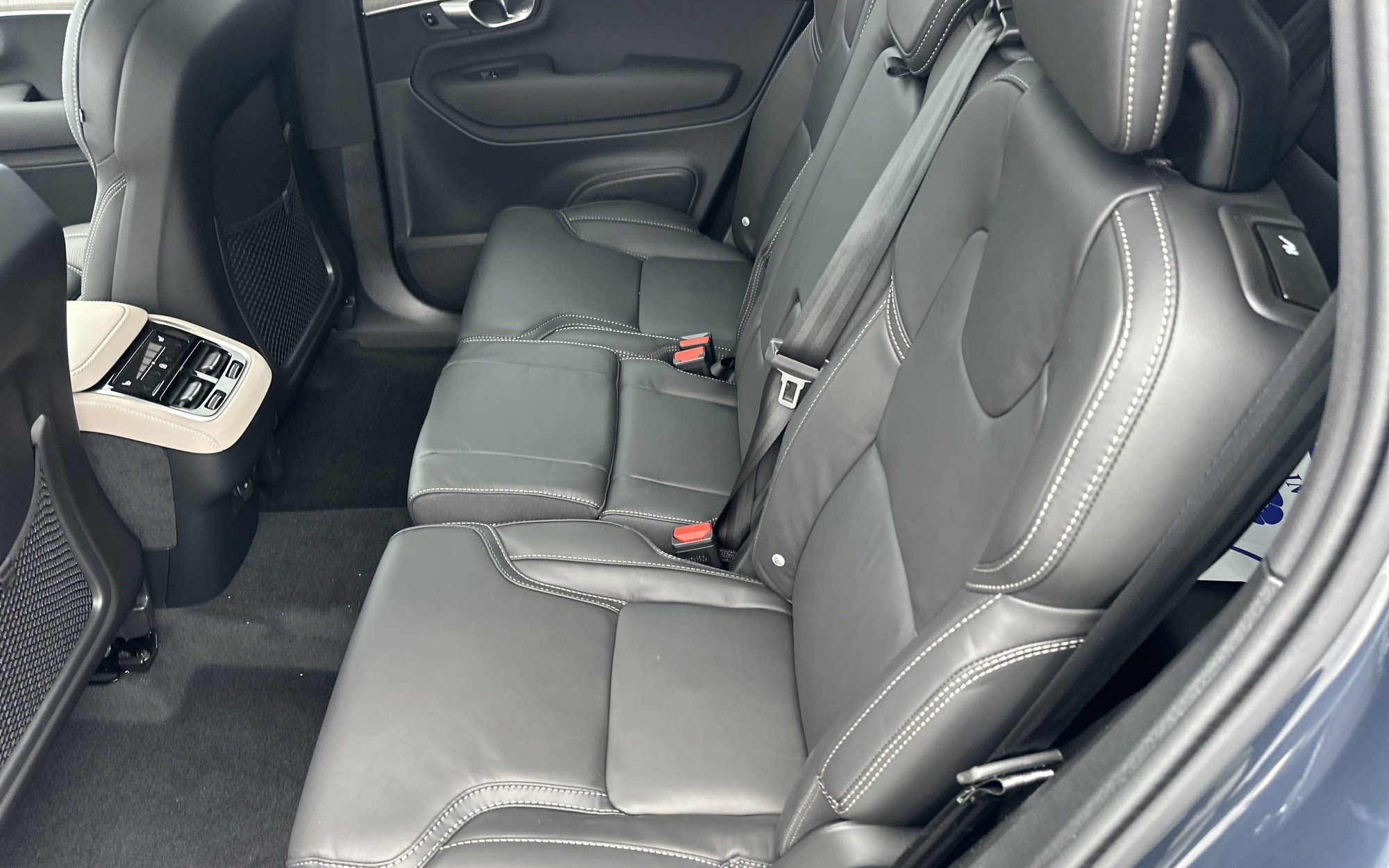 Volvo XC90 2026 đã về Việt Nam, ra mắt ngay tuần này: Dự kiến gần 3,6 tỷ đồng rẻ hơn X5, Q7, động cơ khác hẳn trước đây- Ảnh 10. Volvo XC90 2026 đã về Việt Nam, ra mắt ngay tuần này: Dự kiến gần 3,6 tỷ đồng rẻ hơn X5, Q7, động cơ khác hẳn trước đây- Ảnh 10.