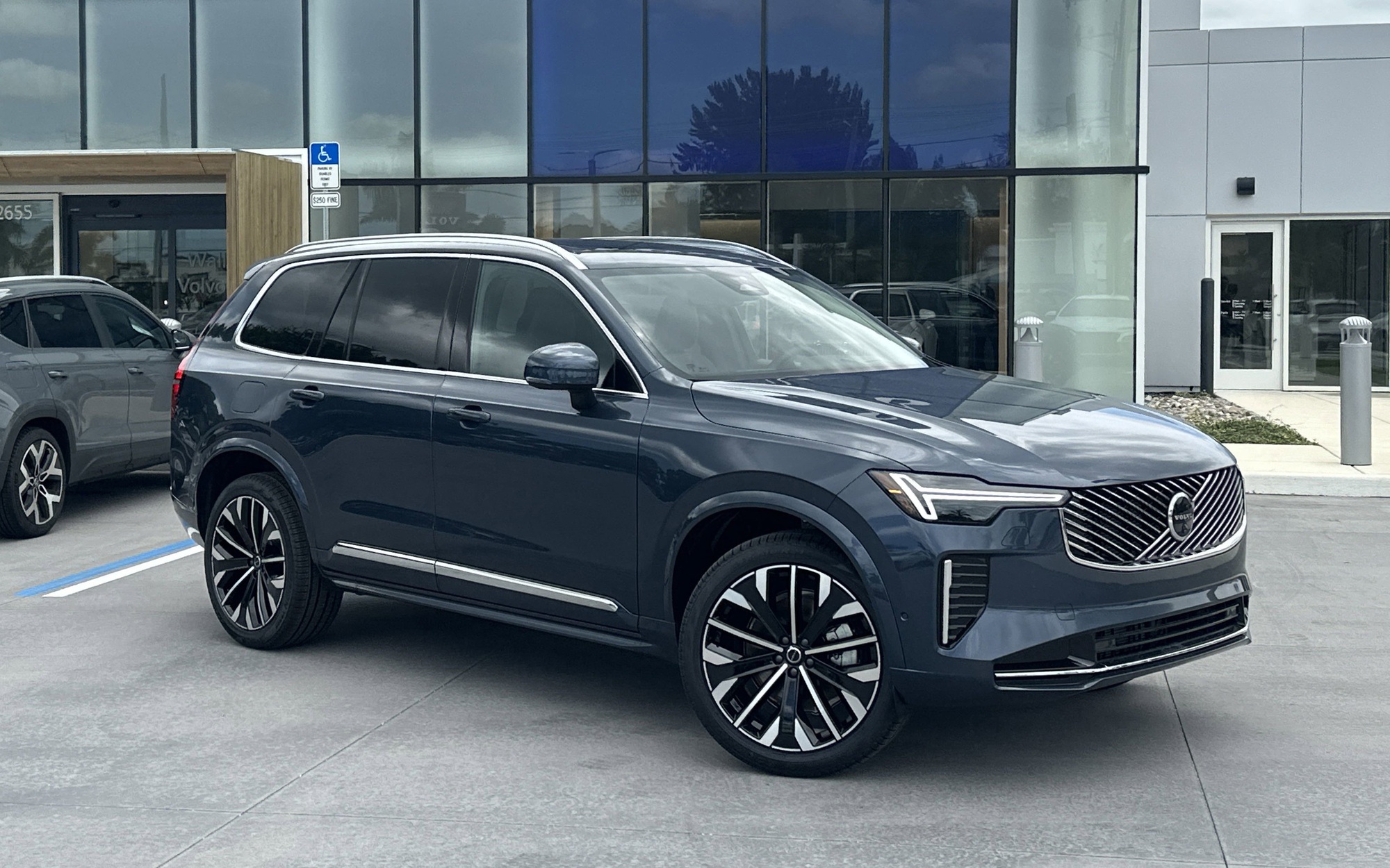 Volvo XC90 2026 đã về Việt Nam, ra mắt ngay tuần này: Dự kiến gần 3,6 tỷ đồng rẻ hơn X5, Q7, động cơ khác hẳn trước đây- Ảnh 2. Volvo XC90 2026 đã về Việt Nam, ra mắt ngay tuần này: Dự kiến gần 3,6 tỷ đồng rẻ hơn X5, Q7, động cơ khác hẳn trước đây- Ảnh 2.