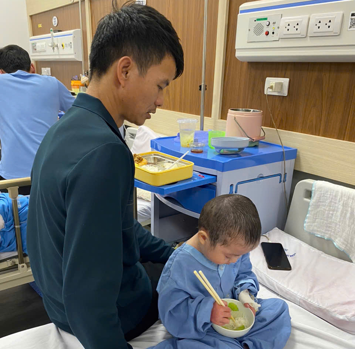 'Con đau lắm, bố ơi'-tiếng kh&oacute;c x&eacute; l&ograve;ng của b&eacute; g&aacute;i 3 tuổi c&oacute; l&agrave;n da như 'lửa thi&ecirc;u' - Ảnh 2.