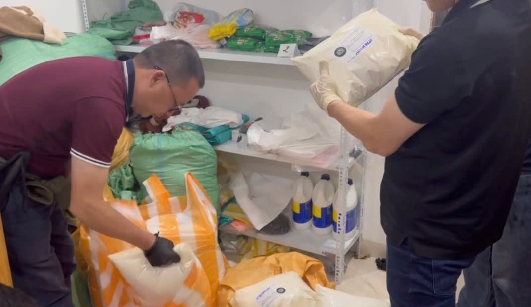 Bắt giữ đ&ocirc;i vợ chồng ở Đ&agrave; Nẵng trong đường d&acirc;y ma t&uacute;y qua mạng x&atilde; hội - Ảnh 3.