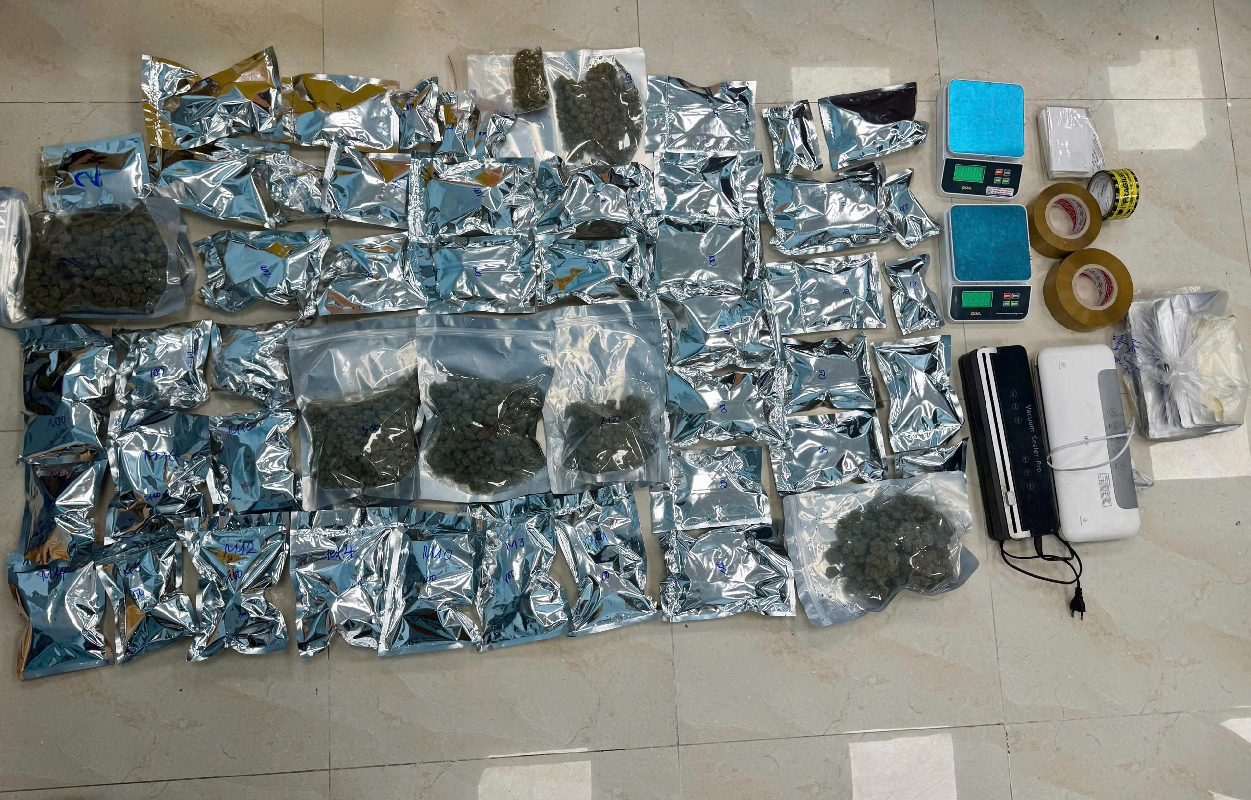 Bắt giữ đ&ocirc;i vợ chồng ở Đ&agrave; Nẵng trong đường d&acirc;y ma t&uacute;y qua mạng x&atilde; hội - Ảnh 6.