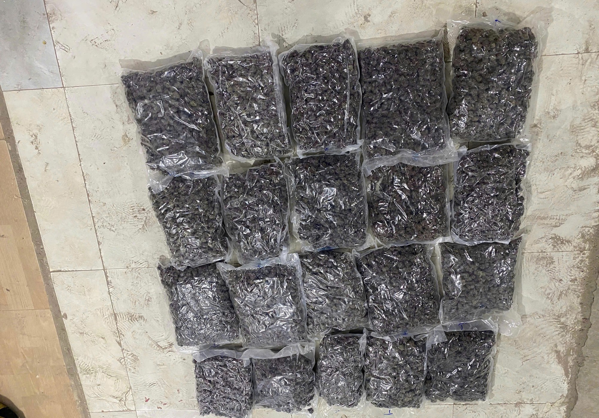 Bắt giữ đ&ocirc;i vợ chồng ở Đ&agrave; Nẵng trong đường d&acirc;y ma t&uacute;y qua mạng x&atilde; hội - Ảnh 4.